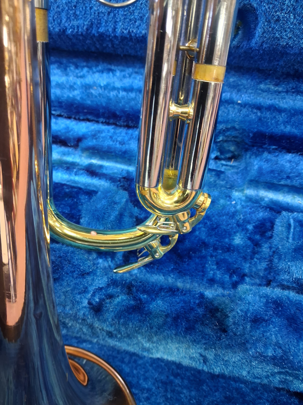 Used Yamaha YTR-634 Professional Brass Trumpet - With Case and Mouthpiece — Detail 2