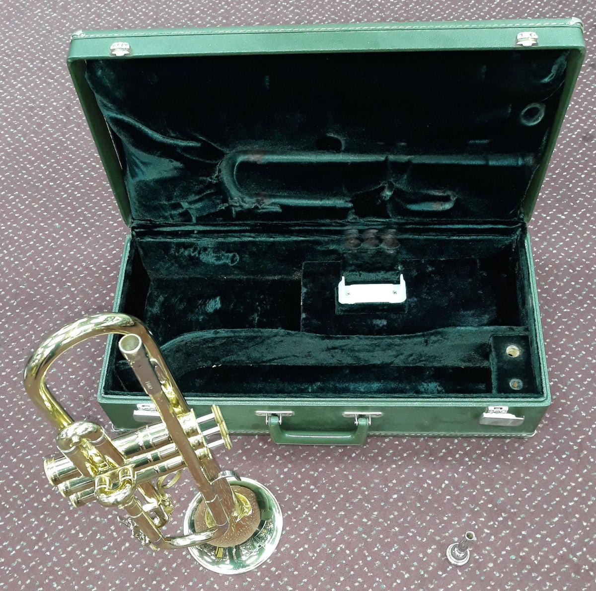 Used Holton T-602 \"Collegiate\" Bb Trumpet - With Case and Mouthpiece 5