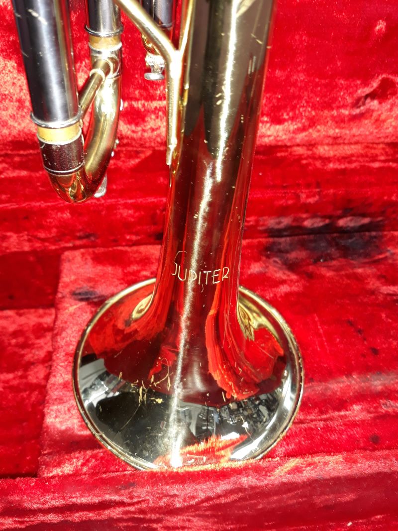 Used Jupiter Student Brass Bb Trumpet - With Hardshell Case and Mouthpiece 2