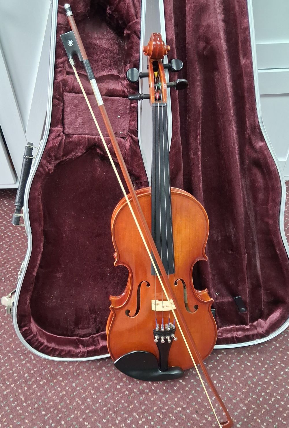 Used  E.R. Pfretzschner Model R301E4 Full Size Violin - With Case and Bow 2
